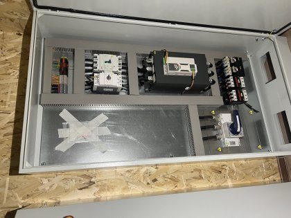 Готовый шкаф управления на этапе приемочного контроля