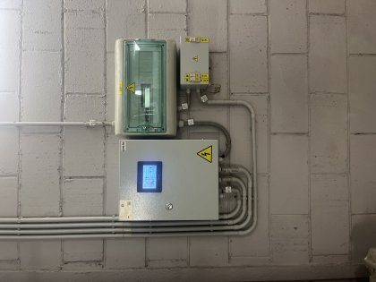 Компактный шкаф управления, установленный на объекте заказчика