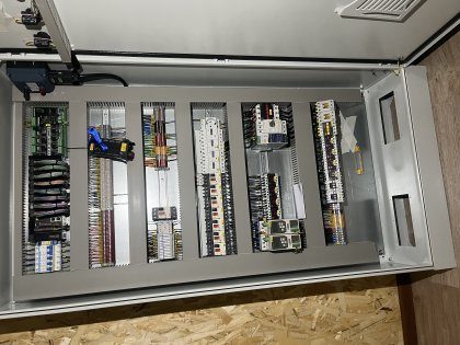 Компоновка силовой и управляющей аппаратуры внутри шкафа