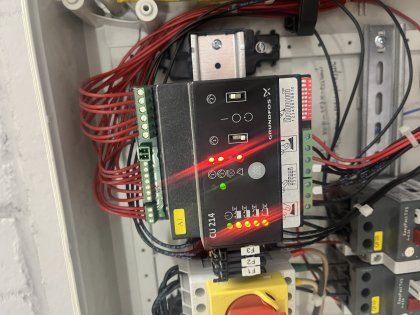 Контроллер и коммутационная аппаратура внутри шкафа управления