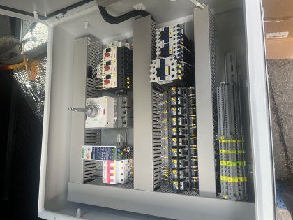 Внутренний монтаж шкафа управления с модульной аппаратурой